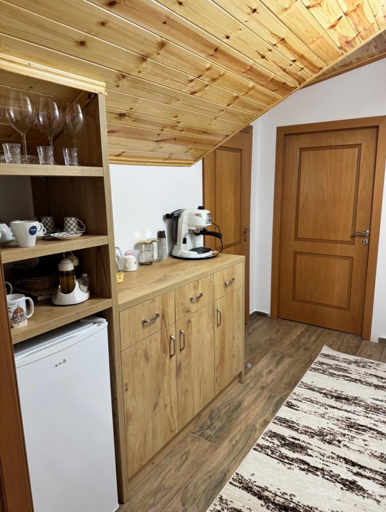 Guesthouse & Hospitality 베라트 외부 사진
